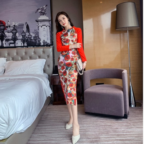 Hosszú testhez szabott ruha virágmintával és hosszú ujjal