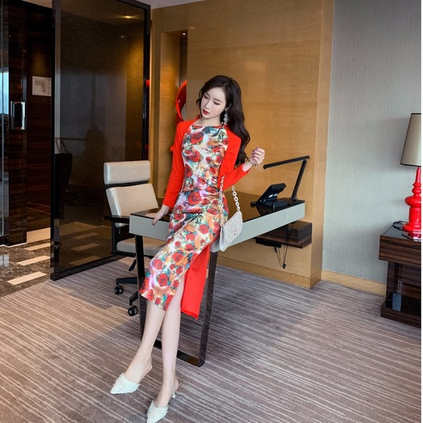 Hosszú testhez szabott ruha virágmintával és hosszú ujjal