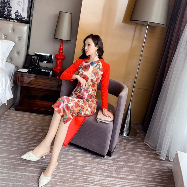 Hosszú testhez szabott ruha virágmintával és hosszú ujjal