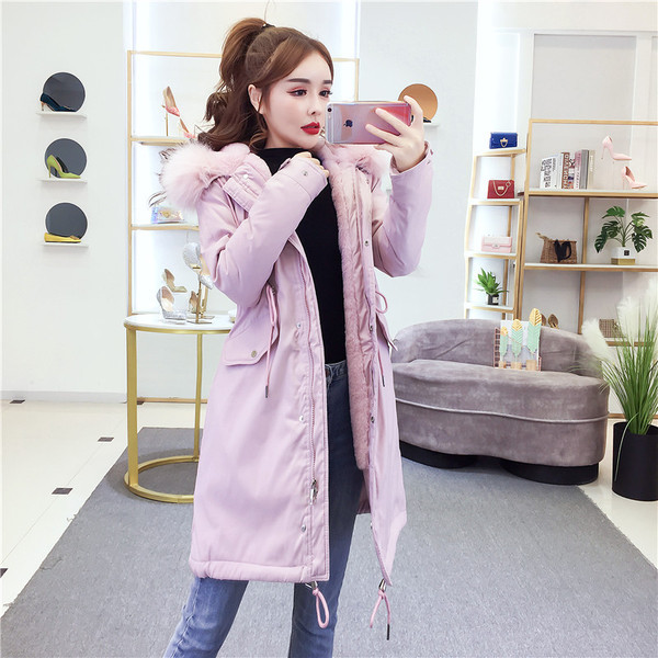 Hosszú téli kabát fűzővel és kapucnival pehelyes