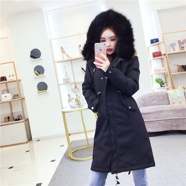 Hosszú téli kabát fűzővel és kapucnival pehelyes