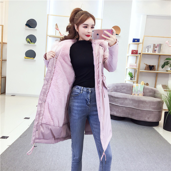 Hosszú téli kabát fűzővel és kapucnival pehelyes