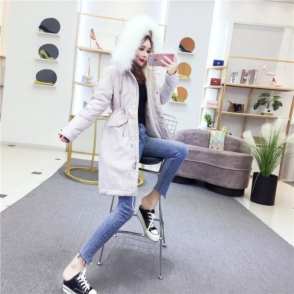 Hosszú téli kabát fűzővel és kapucnival pehelyes