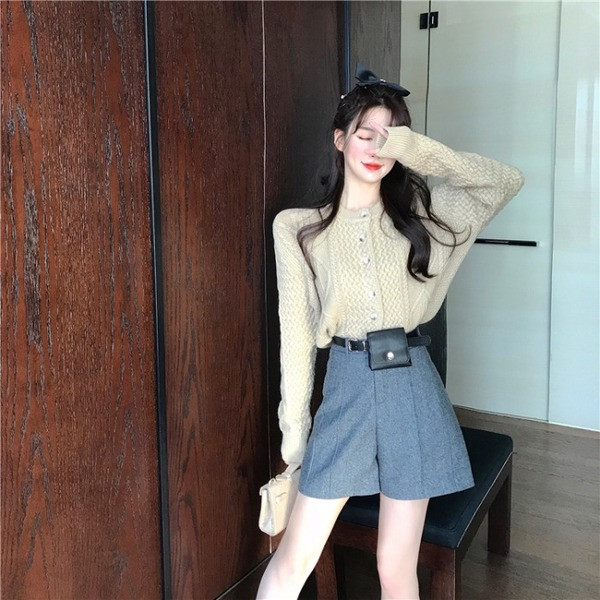 Pantaloni scurți și pantaloni largi de culoare gri cu curea