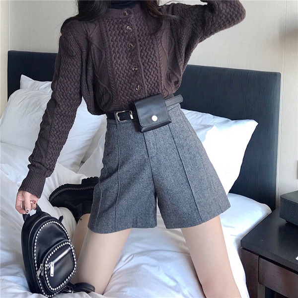 Pantaloni scurți și pantaloni largi de culoare gri cu curea