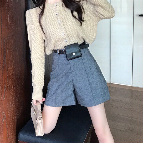 Pantaloni scurți și pantaloni largi de culoare gri cu curea