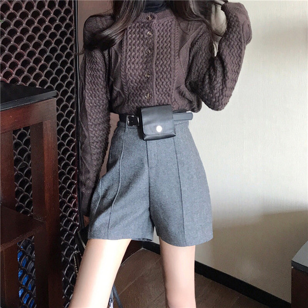 Pantaloni scurți și pantaloni largi de culoare gri cu curea