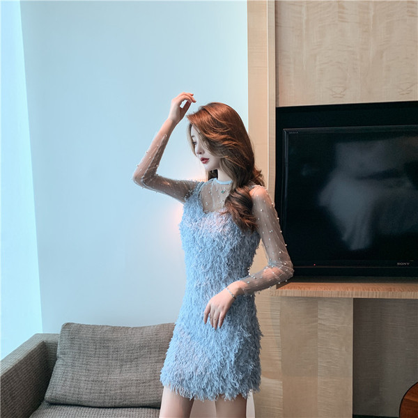 Rövid testhezálló ruha rojtokkal és tüll ujjakkal