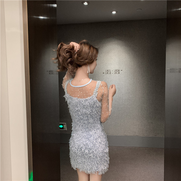 Rövid testhezálló ruha rojtokkal és tüll ujjakkal