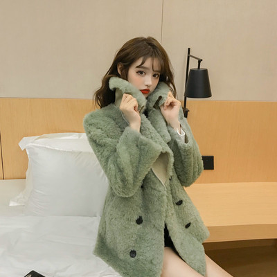 Σύντομο φαρδύ χνουδωτό παλτό με κουμπιά σε τρία χρώματα