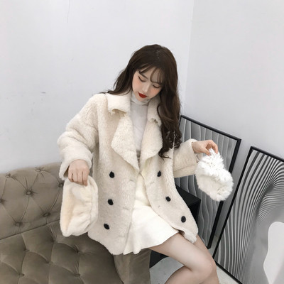 Σύντομο φαρδύ χνουδωτό παλτό με κουμπιά σε τρία χρώματα