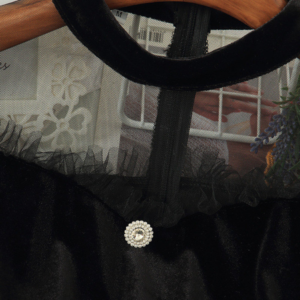 Μοντέρνο γυναικείο φόρεμα με μακριά μανίκια και τούλι σε μαύρο χρώμα