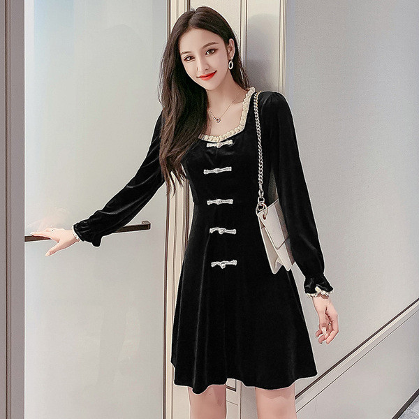 Modern női ruha szögletes nyakkivágással, fekete bársonyból