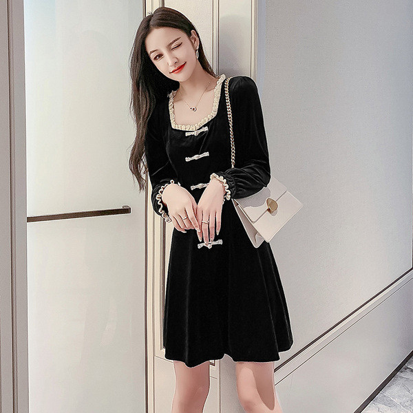 Modern női ruha szögletes nyakkivágással, fekete bársonyból