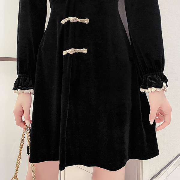 Modern női ruha szögletes nyakkivágással, fekete bársonyból