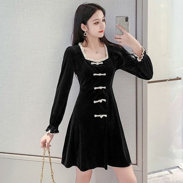 Modern női ruha szögletes nyakkivágással, fekete bársonyból