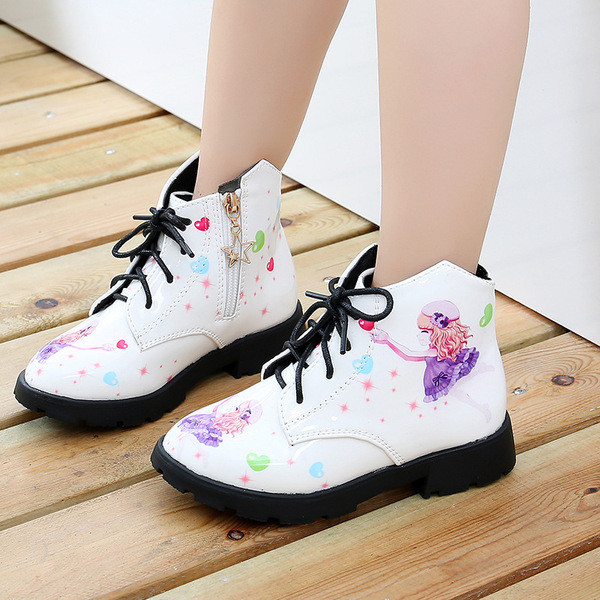 Modern gyerekcsizma rátéttel és fűzővel, négy színben