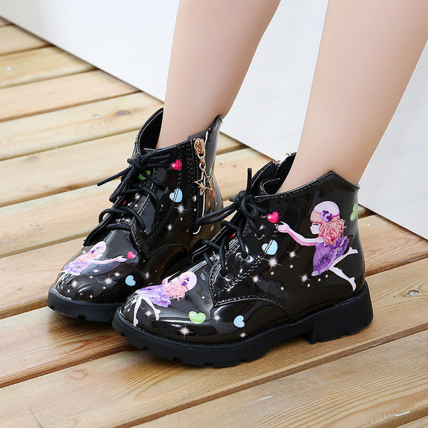 Modern gyerekcsizma rátéttel és fűzővel, négy színben