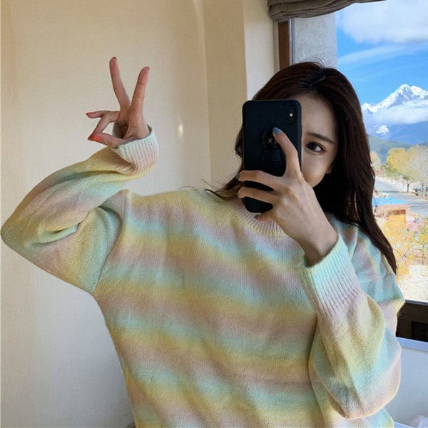 Γυναικείο πουλόβερ  με ρέοντα χρώματα με οβάλ ντεκολτέ