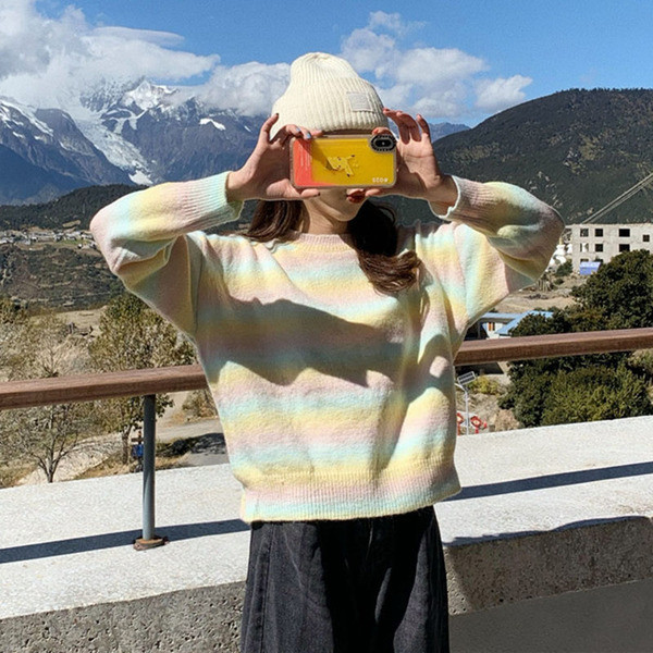 Γυναικείο πουλόβερ  με ρέοντα χρώματα με οβάλ ντεκολτέ