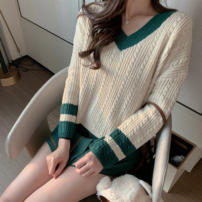 Női széles pulóver spitz nyakkivágással és hosszú ujjal