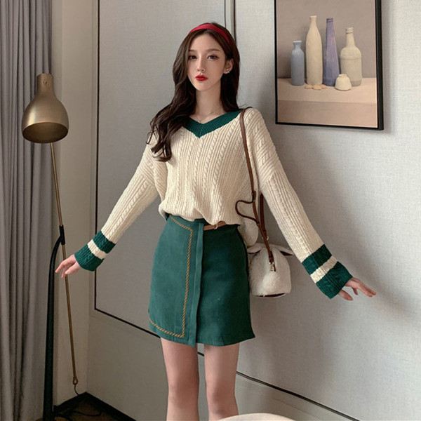 Női széles pulóver spitz nyakkivágással és hosszú ujjal