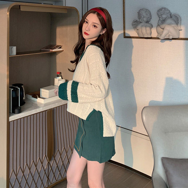 Női széles pulóver spitz nyakkivágással és hosszú ujjal