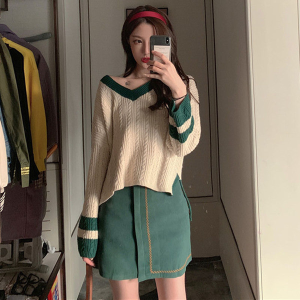 Női széles pulóver spitz nyakkivágással és hosszú ujjal