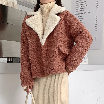 Късо широко пухено яке с копчета в розов и кафяв цвят