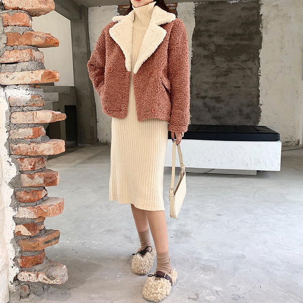 Късо широко пухено яке с копчета в розов и кафяв цвят