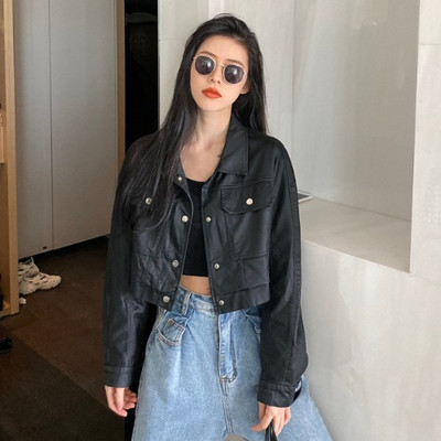 Σύντομο οικολογικό δερμάτινο μπουφάν με κουμπιά