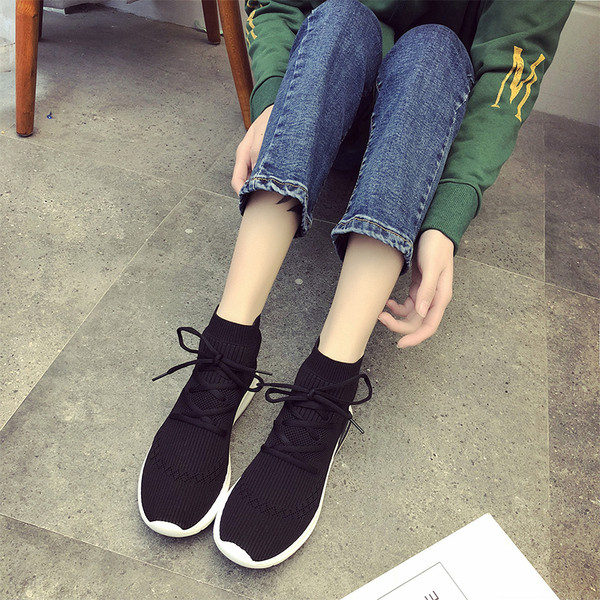 Γυναικεία αθλητικά παπούτσια με ίσια σόλα σε μαύρο χρώμα