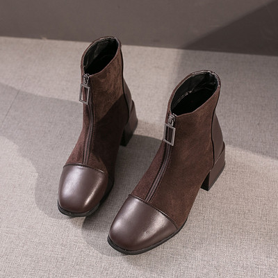 Μοντέρνες γυναικείες μπότες με χοντρό τακούνι σε μαύρο και καφέ χρώμα