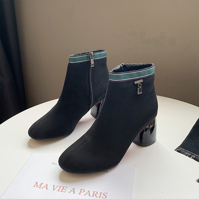 Modern női csizma vastag sarkú fekete színben