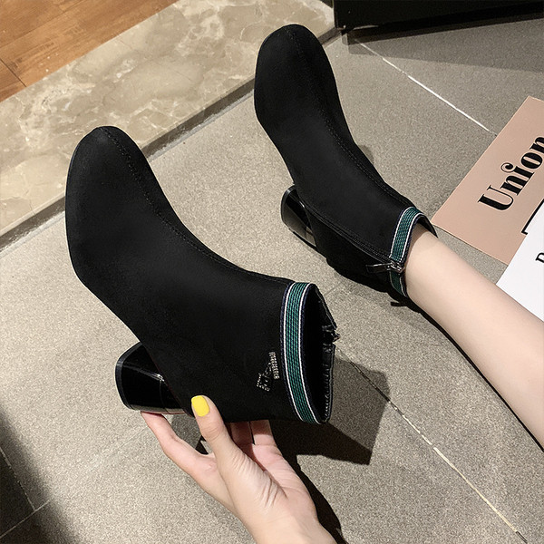 Modern női csizma vastag sarkú fekete színben