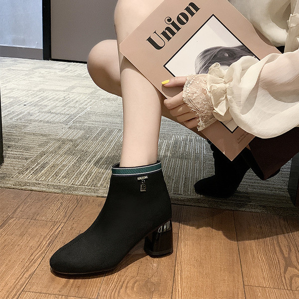 Modern női csizma vastag sarkú fekete színben