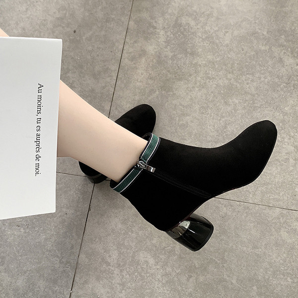 Modern női csizma vastag sarkú fekete színben