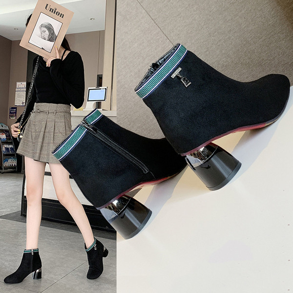 Modern női csizma vastag sarkú fekete színben