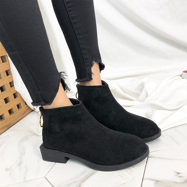 Aktuális női velúr csizma vastag sarkú fekete színben