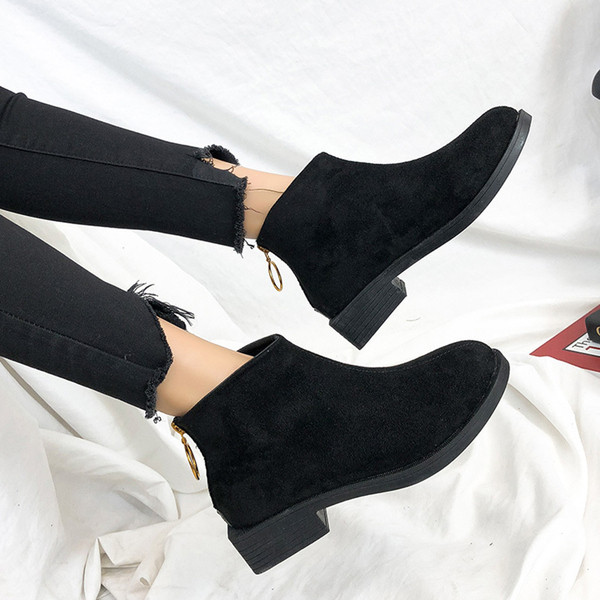 Aktuális női velúr csizma vastag sarkú fekete színben