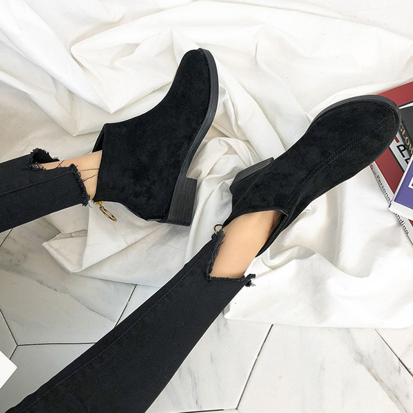 Aktuális női velúr csizma vastag sarkú fekete színben