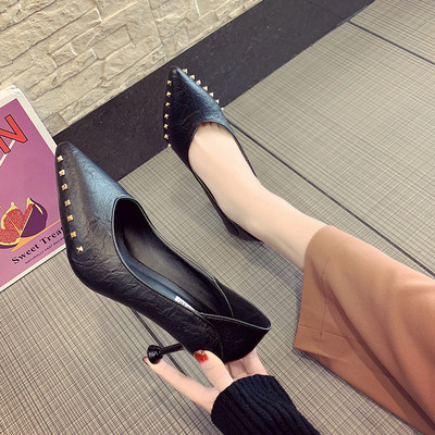 Дамски кожени обувки с тънък ток и метални елементи в черен цвят 