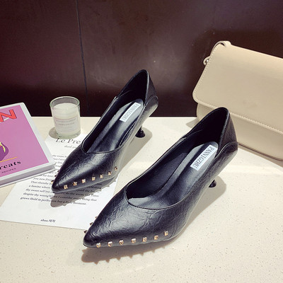 Γυναικεία έκο δερμάτινα υποδήματα με λεπτό τακούνι και μεταλλικά στοιχεία σε μαύρο χρώμα