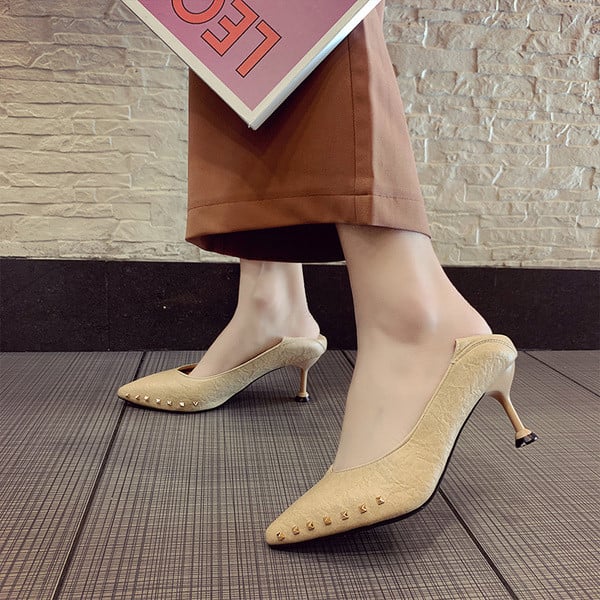 Γυναικεία έκο δερμάτινα υποδήματα με λεπτό τακούνι και μεταλλικά στοιχεία σε μαύρο χρώμα