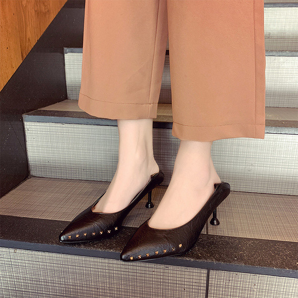 Γυναικεία έκο δερμάτινα υποδήματα με λεπτό τακούνι και μεταλλικά στοιχεία σε μαύρο χρώμα