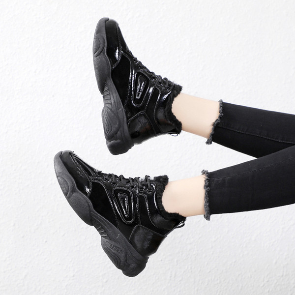 Modern női tornacipő eko bőrből fekete és ezüst színben