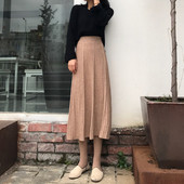 Hosszú, kivágott kötött szoknya, magas derékkal