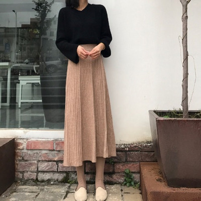 Hosszú, kivágott kötött szoknya, magas derékkal