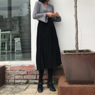 Hosszú, kivágott kötött szoknya, magas derékkal