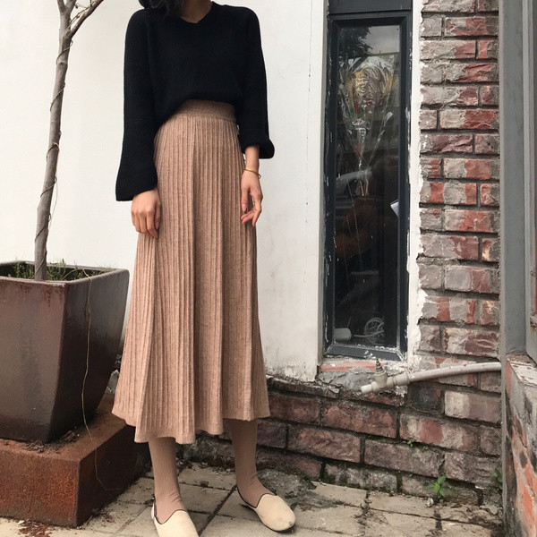 Hosszú, kivágott kötött szoknya, magas derékkal